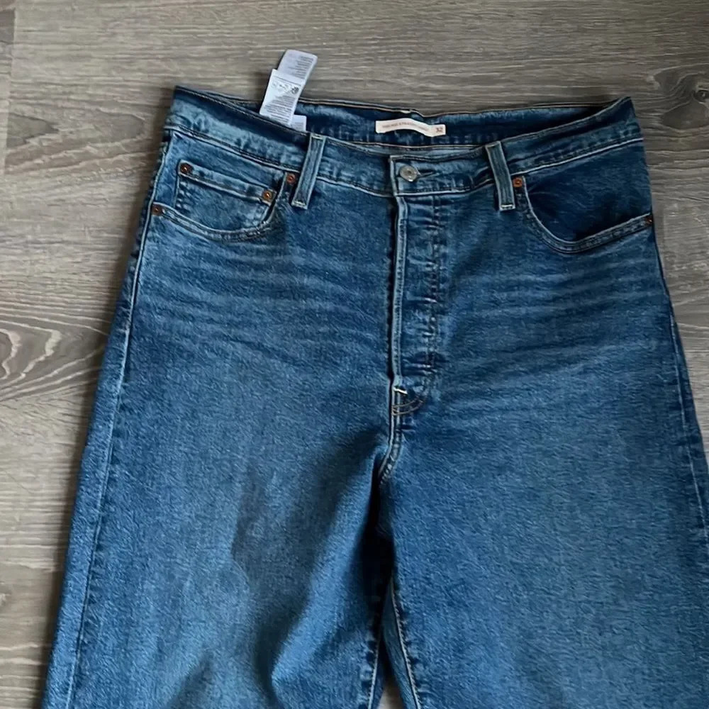 Levi's Ribcage Straight Ankle Jeans - Picture 5 of 13